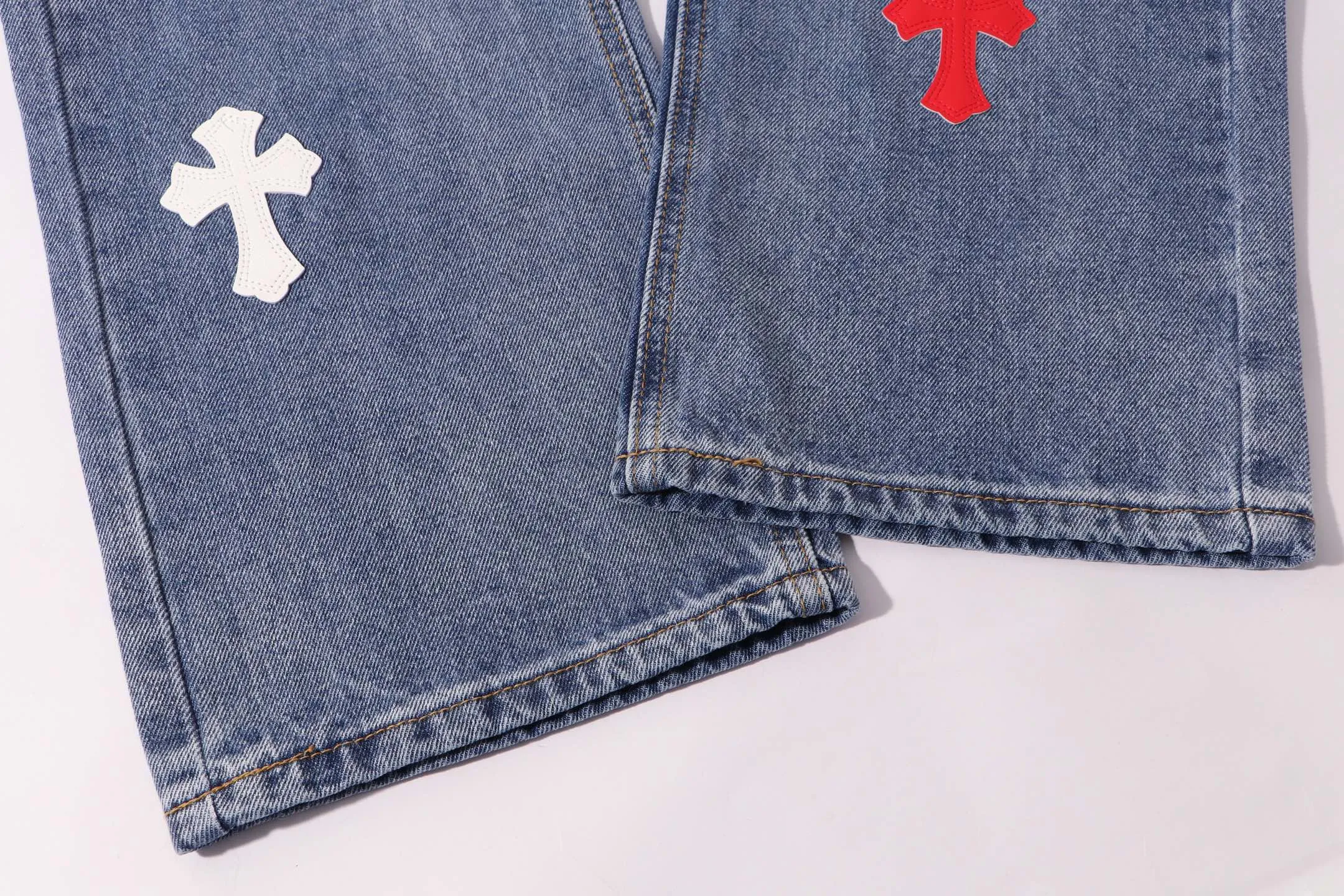 P260 Style No.: H907 Croxin & 𝐂𝐡𝐫𝐨𝐦𝐞 𝐇𝐞𝐚𝐫𝐭 ss25 blue pants red leather Sanskrit leather limited patchwork jeans. Styles with different washed textures are very friendly to people with thin legs. The slightly flared version perfectly modifies the leg shape. The timeless and moderate length makes it easy to match and match. It is the basis for various styles and is a must-have in your wardrobe! The fabric is stiff but also makes the upper body soft without losing texture. The washing process is even more perfect. It is a must-have item for everyone! ! ! Washed wheat, hang tag, pants label, three labels complete Color: blue Size: 28-30-32-34